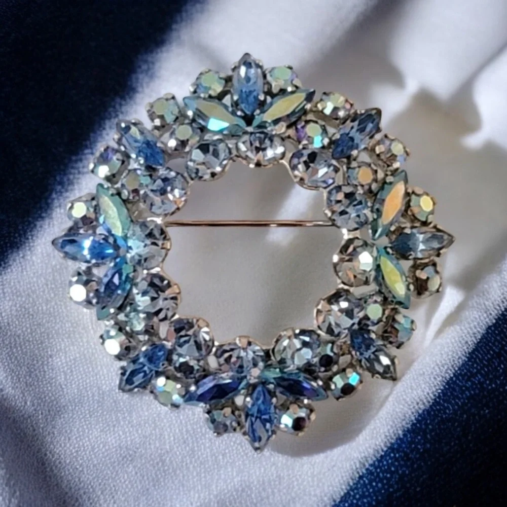 Vintage Signed Sherman Blue Aurora Borealis Rhinestone Wreath Brooch Canada